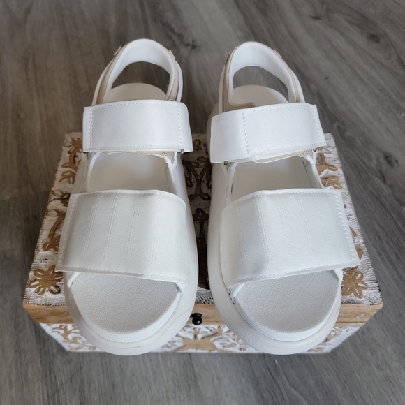 UGG LA Cloud Strap Sandal - Picture 5 of 9